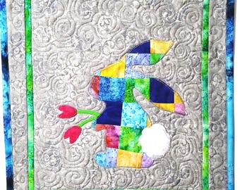 Mini colcha de conejito de Pascua con patchwork: tapiz de pared de tela batik primaveral