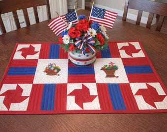 Camino de mesa acolchado patriótico – Decoración americana en rojo, blanco y azul