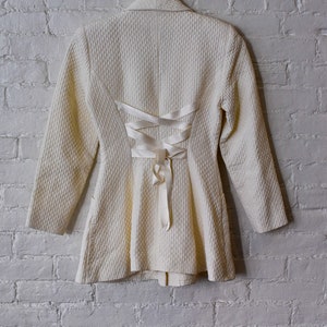 1990's Vintage Chantal Thomass Gewatteerde cream jacket met celestial buttons afbeelding 5