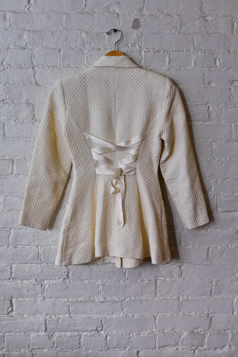 1990's Vintage Chantal Thomass Gewatteerde cream jacket met celestial buttons afbeelding 5