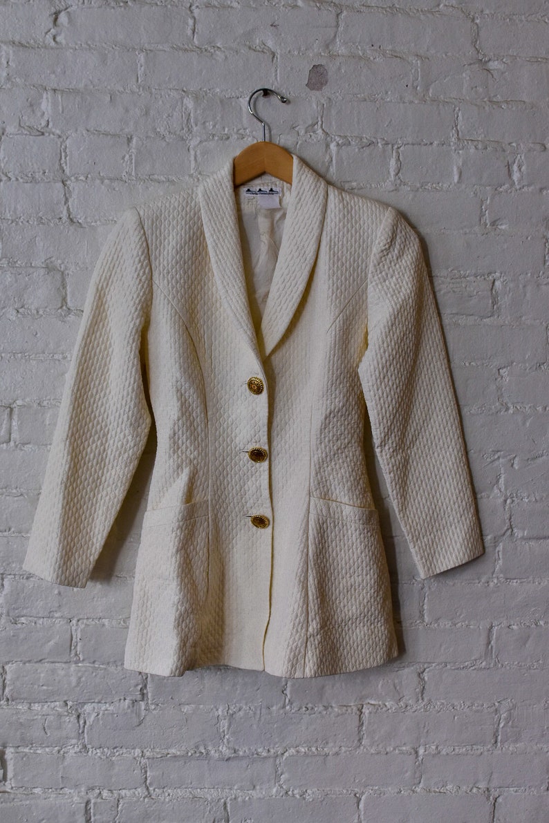 1990's Vintage Chantal Thomass Gewatteerde cream jacket met celestial buttons afbeelding 1