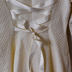 1990's Vintage Chantal Thomass Gewatteerde cream jacket met celestial buttons afbeelding 6