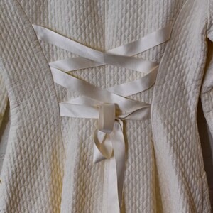 1990's Vintage Chantal Thomass Gewatteerde cream jacket met celestial buttons afbeelding 4