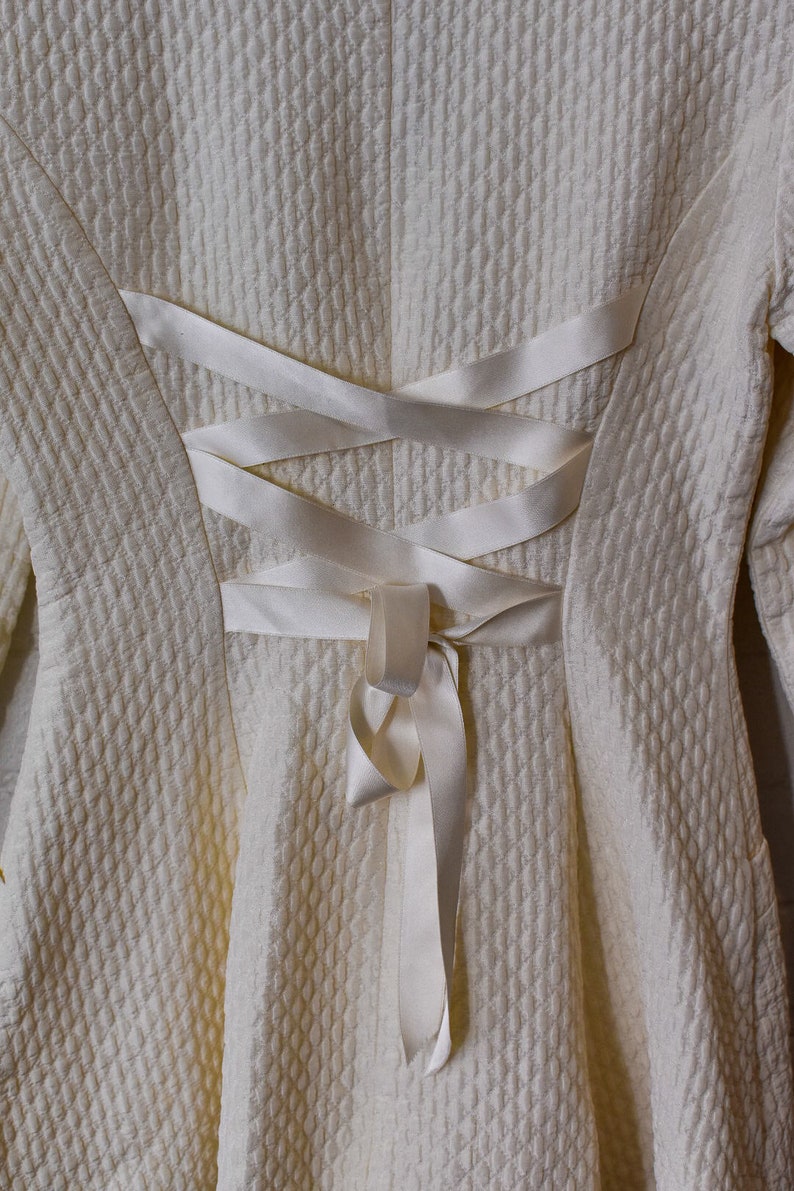 1990's Vintage Chantal Thomass Gewatteerde cream jacket met celestial buttons afbeelding 4