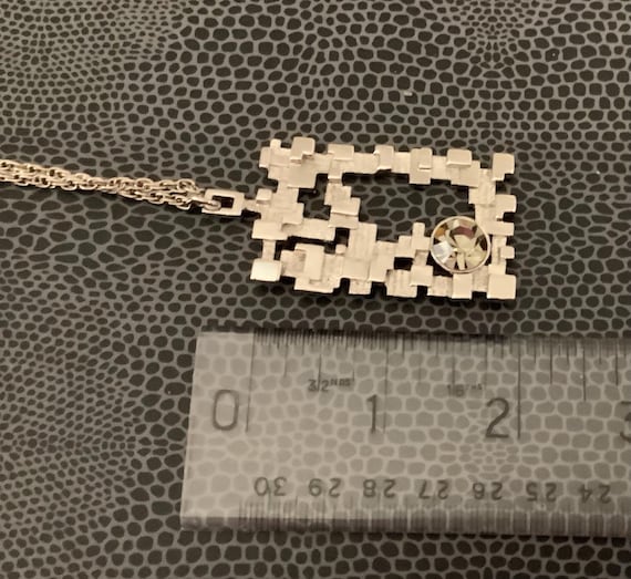Collier Moderniste Brutaliste Années 1970 - Étain Martelé Avec Cabochon Rose
