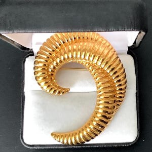 Modernist Large Monet Brooch 1980s Vintage In Gold Tone Metal.