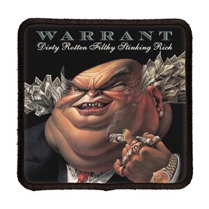 Puede incluir: Un parche cuadrado con fondo negro y una imagen de dibujos animados de un hombre con una cabeza grande y una expresión avara. Lleva un traje y tiene dinero en el pelo. El texto "WARRANT Dirty Rotten Filthy Stinking Rich" está en la parte superior del parche.