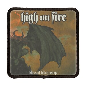 Peut inclure: Un patch noir et blanc avec le texte "high on fire" et "blessed black wings" sur un fond de silhouette sombre avec des ailes devant un coucher de soleil.