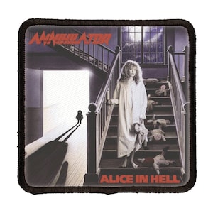 以下が含まれることがあります： 白黒のアルバムカバーで、バンド名は赤い文字で「Annihilator」と表記されています。画像には、白いナイトガウンを着た若い女の子が、人形を手に階段に立っている様子が写っています。画像の下部には赤い文字で「Alice in Hell」と表記されています。