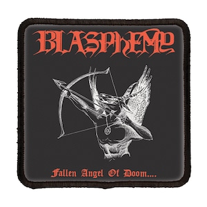 以下が含まれることがあります： 黒と白のパッチで、バンド名は赤い文字で「Blasphemy」と書いてあります。パッチには、弓矢を持った羽根のある悪魔の白い画像が描かれています。パッチの下部には赤い文字で「Fallen Angel Of Doom...」と書いてあります。