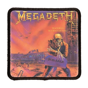 Puede incluir: Un parche cuadrado con un borde negro. El parche presenta una imagen colorida de un esqueleto con traje y sosteniendo un cartel de "Se vende". El fondo es una ciudad con un cielo naranja ardiente. El texto "Megadeth" está en la parte superior del parche, y el texto "Peace Sells... But Who's Buying?" está en la parte inferior.