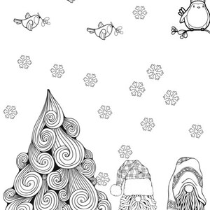 Puede incluir: Ilustración en blanco y negro de dos gnomos de pie junto a un árbol de Navidad caprichoso con ramas en espiral. Los copos de nieve caen del cielo y los pájaros con ramitas de acebo vuelan por encima.