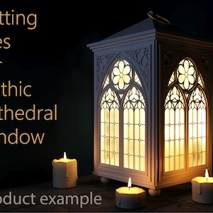Puede incluir: Un diseño de ventana de catedral gótica blanca con un marco decorativo y vidrieras. La ventana está iluminada desde atrás, creando un brillo cálido. La ventana está rodeada de cuatro velas blancas sobre una superficie de madera.
