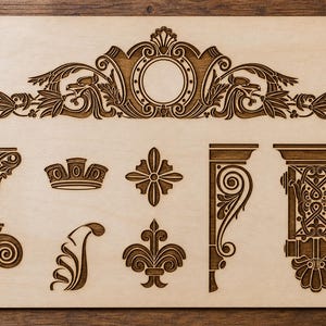 Puede incluir: Una tabla de madera clara con varios elementos decorativos cortados con l&aacute;ser en un acabado marr&oacute;n oscuro. Los dise&ntilde;os incluyen un gran front&oacute;n ornamentado, una corona, una flor de lis, m&eacute;nsulas con volutas y capiteles de columnas.