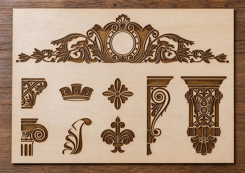 Puede incluir: Una tabla de madera clara con varios elementos decorativos cortados con l&aacute;ser en un acabado marr&oacute;n oscuro. Los dise&ntilde;os incluyen un gran front&oacute;n ornamentado, una corona, una flor de lis, m&eacute;nsulas con volutas y capiteles de columnas.