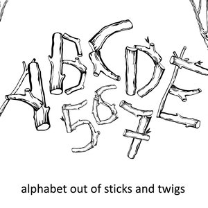 Puede incluir: Una ilustración de arte lineal en blanco y negro que presenta las letras A, B, C, D, E y los números 5, 6, 7 formados con palos y ramas de madera. El diseño está enmarcado por dos troncos de árbol verticales con el texto alphabet out of sticks and twigs.