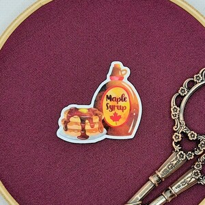Ahornsirup Nadelhalter, Magnet, Pin: Pfannkuchen und Sirup, kanadisches Essen, traditionelles Kanada, Stickerei, Accessoire, Kreuzstich, magnetisch