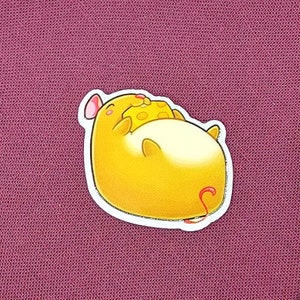 Rat Needle minder, magnet, pin: kawaii brown rat with cheese, rattie, cute mouse, chonky, chibi, embroidery, keeper, accessory, cross-stitch