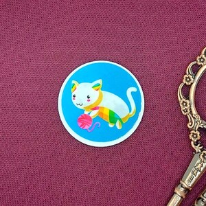 Cat Needle minder, magnet, pin: rainbow cat, kawaii kitty ball of wool, cat lady gift, embroidery, kitten needle keeper, cross-stitch, decor