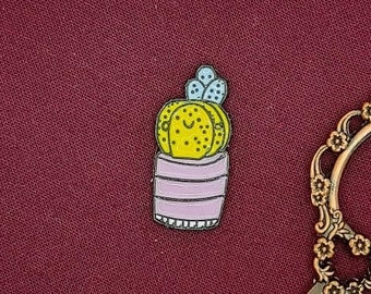 Nadelmädchen in Emaille: lächelnder Kaktus, Topfpflanze, Sukkulente, kawaii, süßes Lächeln, magnetisch mit schwarzem Ton, Nähen Geschenk, Stickerei