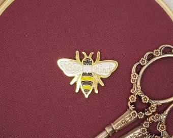 Needle minder in enamel: honey bee, save the bees, bee kind, magnetic with gold tone