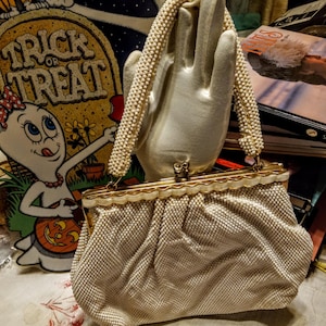 Bolso de mano vintage de los años 50, con asa superior de cuentas de plástico blanco, de 8 1/2" de profundidad y 91/2" en su parte más ancha, cubierto de tela con cuentas de plástico, muy lindo.