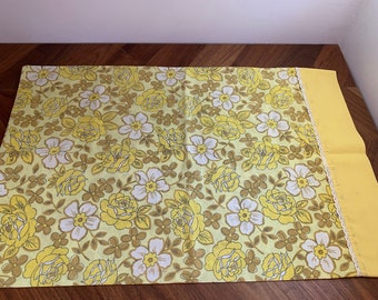 Vintage 70s Dan River Floral Pillowcase / Standard Pillowcase / Yellow Floral