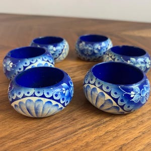 Handbemalte Holz-Volkskunst-Serviettenringe-Set mit 6 Vintage-Retro-Blumenblau-Weißen Holz-Serviettenhaltern