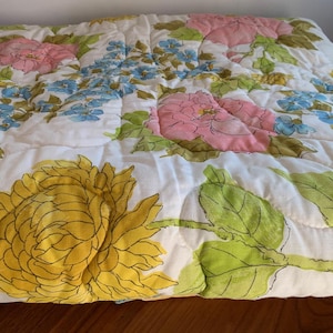Vintage 70er Jahre Mod Floral Twin Tröster / Rosa, Blau und Gelb / MCM Retro Quilted Tagesdecke