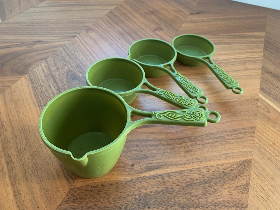 Vintage Avocado Green Measuring Cups / Floral Handles / Set of 4 Retro MCM Kitchenware Baking