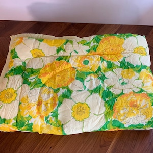 Vintage Mod Floral Doppel Bettdecke Bettdecke Bettdecke / Große Gänseblümchen und Ringelblumen auf Grün / Retro Flower Power