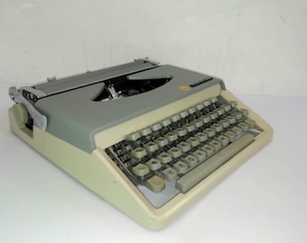 Vintage Typewriter / Typewriter With Case / TOPS M2 Typewriter / 70's / Yugoslavia / Grey