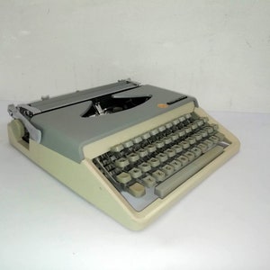 Vintage Typewriter / Typewriter With Case / TOPS M2 Typewriter / 70&#39;s / Yugoslavia / Grey