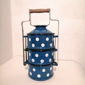 Könnte beinhalten: Eine blaue und weiße Emaille-Lunchbox mit einem Metallgriff. Die Lunchbox hat drei Etagen und ist mit weißen Punkten verziert.