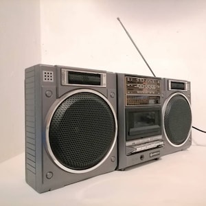 Radio portátil de plástico vintage/radiocasete estéreo retro Trk 2200E/radiocasete Hitachi/electrónica vintage/años 80/Japón