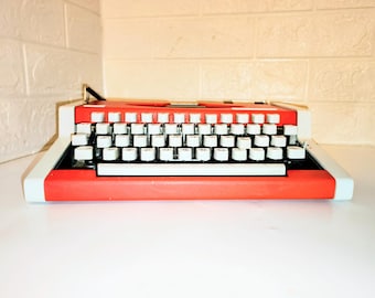 Vintage Typewriter / Old Unis tbm de Luxe Typewriter / Portable Typewriter / 70's Yugoslavia / Modern Working Red Typewriter/ Office Decor