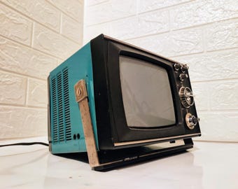 Vintage USSR Portable TV: Green Retro Shiljalis 402D (Non-Working)