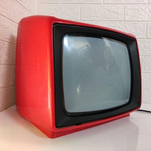 Televisore portatile vintage dalla Jugoslavia/ TV Iskra/ Televisore retrò/ Iconico televisore rosso stile Mid-Century Modern/ Televisore funzionante/ Jugoslavia anni '80