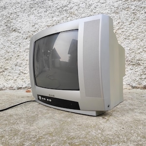 Televisore portatile Amstrad moderno di metà secolo / Televisore moderno in plastica argentata / Televisore a colori retrò / Televisore retrò funzionante / Televisore Amstrad Turchia / Anni '90