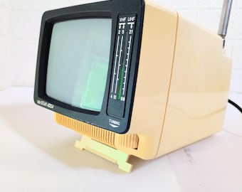 Televisor portátil vintage / Telestar 404 / Televisor antigo funcionando / Televisor retrô / Televisor bege / Televisor preto e branco / Meados do século / Anos 70