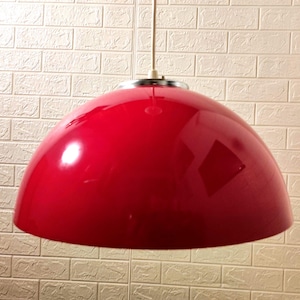 Könnte beinhalten: Eine rote, kuppelförmige Pendelleuchte mit verchromter Oberfläche.
