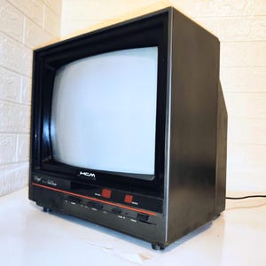 HCM Royal TV: Fungerande bärbar CRT-TV från mitten av århundradet (Kina från slutet av 80-talet)