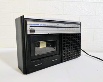 Rádio transistor universum vintage e reprodutor Čas segrevanja funcionando FM AM transistor iugoslavo