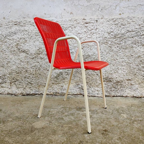 Chaise de pique-vintage / Chaise en plastique rétro / Chaise rouge en plastique / Meubles vintage / Chaise Mid Century / Chaise de patio / Âge spatial / Atomique / Années 70