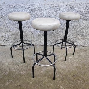 Vintage 1 of 3 Metal and Leather Bar Stools /Retro Bar Chairs / Old White faux Leather Chairs / Metal And Faux Leather Stools / Mid Century
