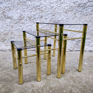 Vintage Satz von drei Couchtischen/ Satztische / Couchtische / Beistelltische / Mid Century Tische / Goldene Metalltische / Retro Wohnkultur / Italien / 90er Jahre