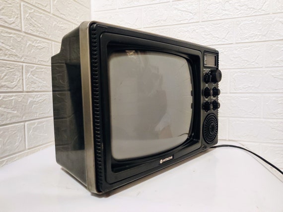 Televisione portatile vintage/ Tv nera/ Tv con display in bianco e nero/  Hitachi Tv/ Vecchia Tv/ Set TV portatile/Ricevitore TV e radio/ Tv retrò/  Anni '70 -  Italia