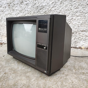 Televisore portatile vintage / Televisore in plastica / Televisore Elite FA 3630 / Televisore funzionante / Televisore retrò / Televisore nero / Televisore moderno di metà secolo / Televisore portatile retrò Giappone / Anni '80
