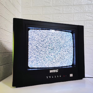 Televisor portátil antiguo / Televisor Weg funcional / Televisor retro / Televisor portátil moderno / Televisor negro / Receptor de TV antiguo funcional / Televisor de mediados de siglo / Años 90