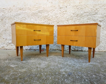 SOLO QUEDA UNA. Mesita de noche vintage de mediados de siglo: mesa de noche de madera de los años 70, Yugoslavia.